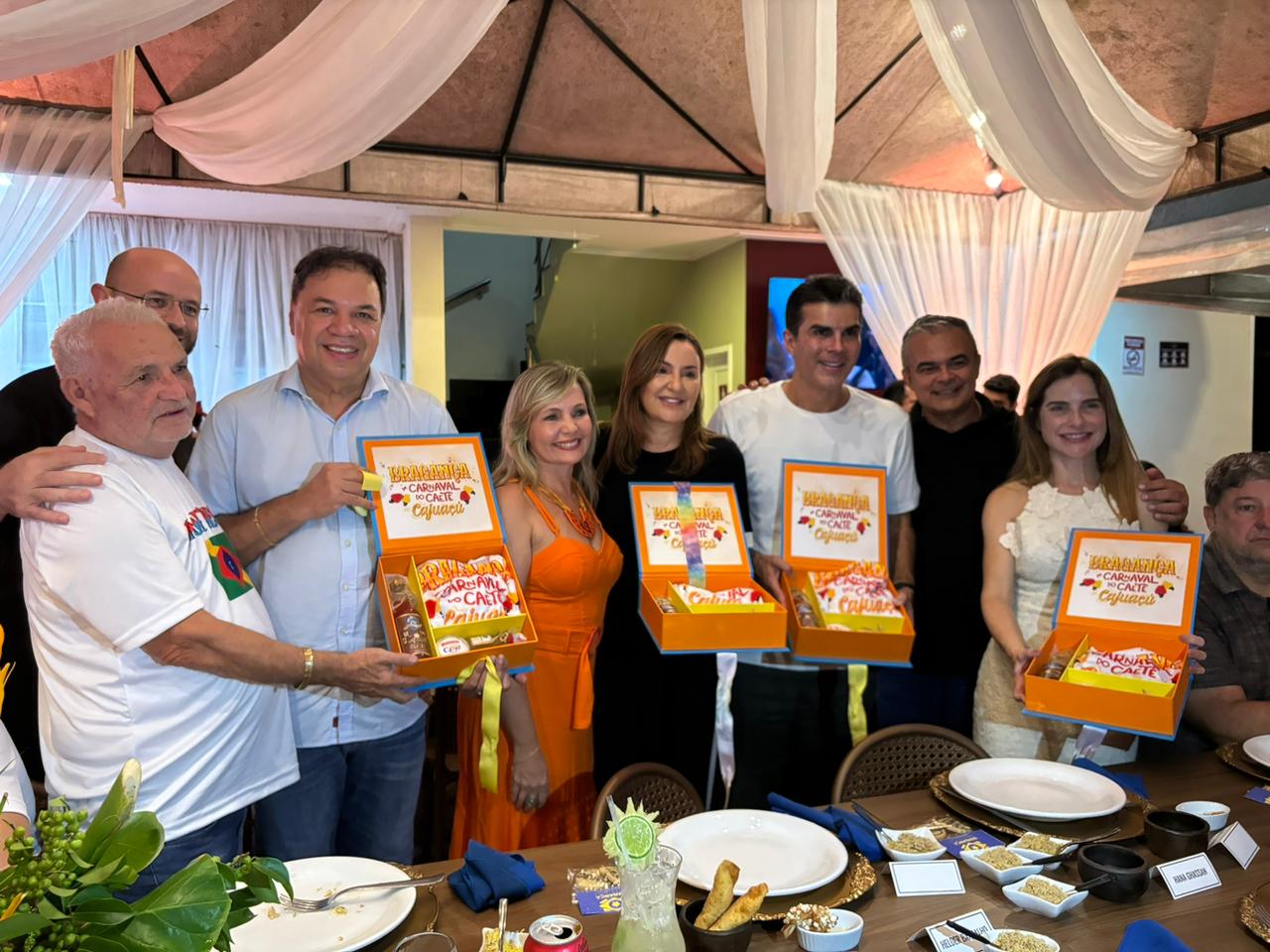 O secretário de Educação, Rossieli Soares, o presidente Chicão (MDB), a vice-governadora Hana Ghassan (MDB), o governador Helder Barbalho (MDB) e a primeira-dama, Daniela Barbalho (MDB), recebem presentes durante reunião com lideranças.