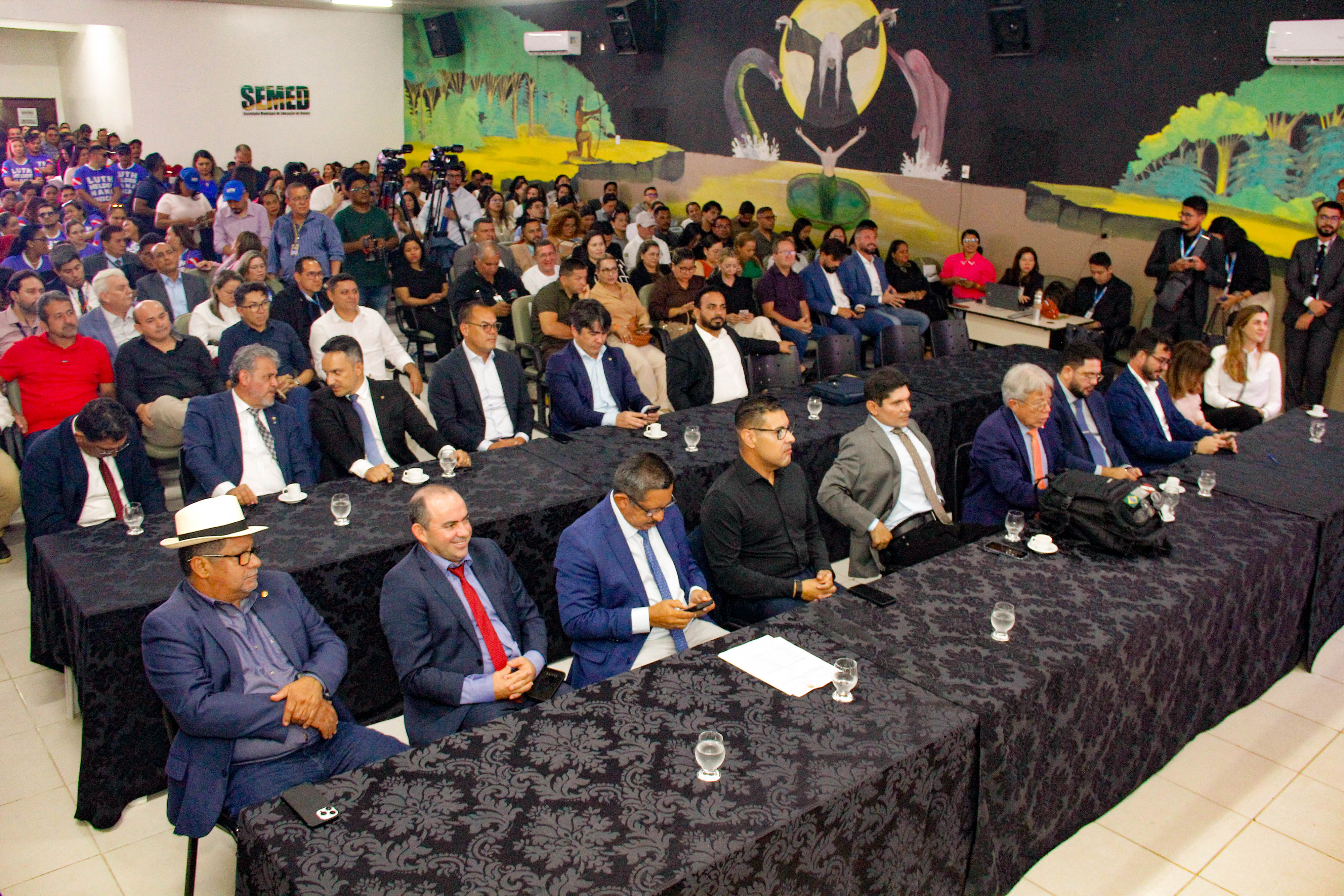 Os deputados ouviram as demandas da comunidade da região 