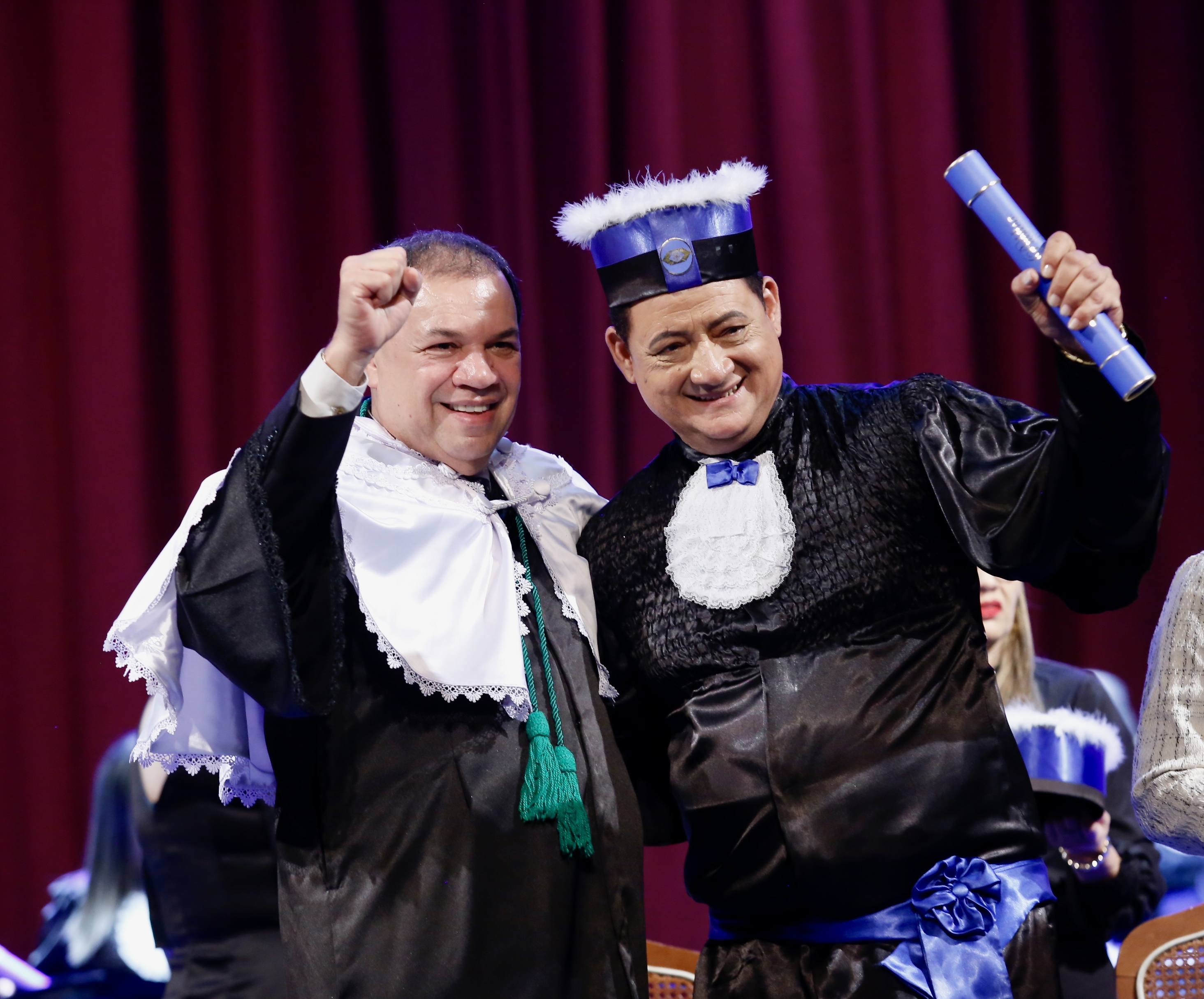 O presidente da Alepa, deputado Chicão comemorando junto com um dos graduados.