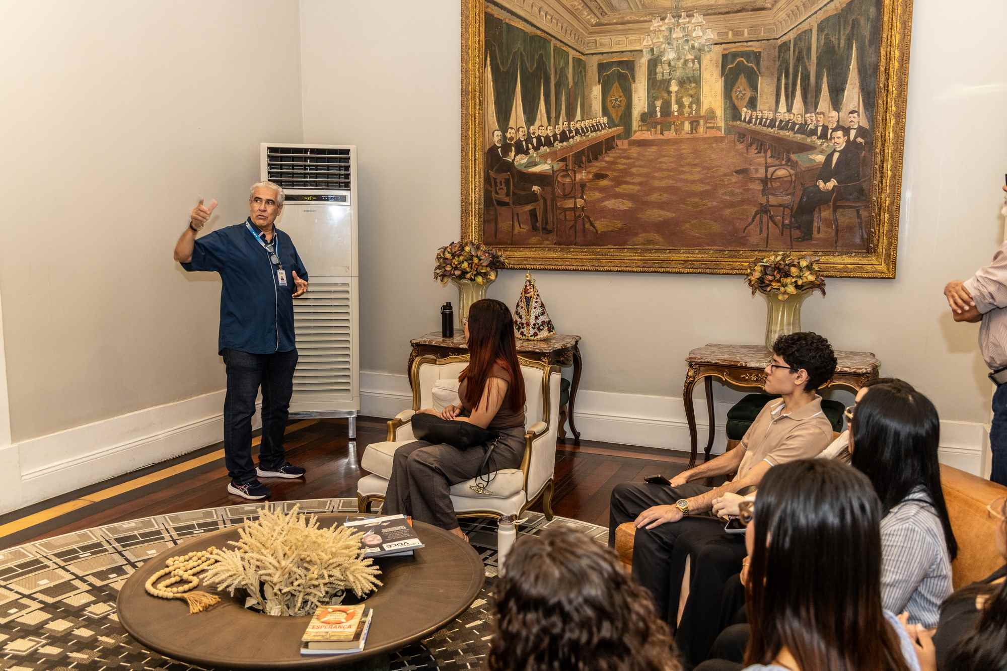 Durante essas visitas, os jovens aprendem sobre o funcionamento das leis e a importância do respeito aos símbolos nacionais.