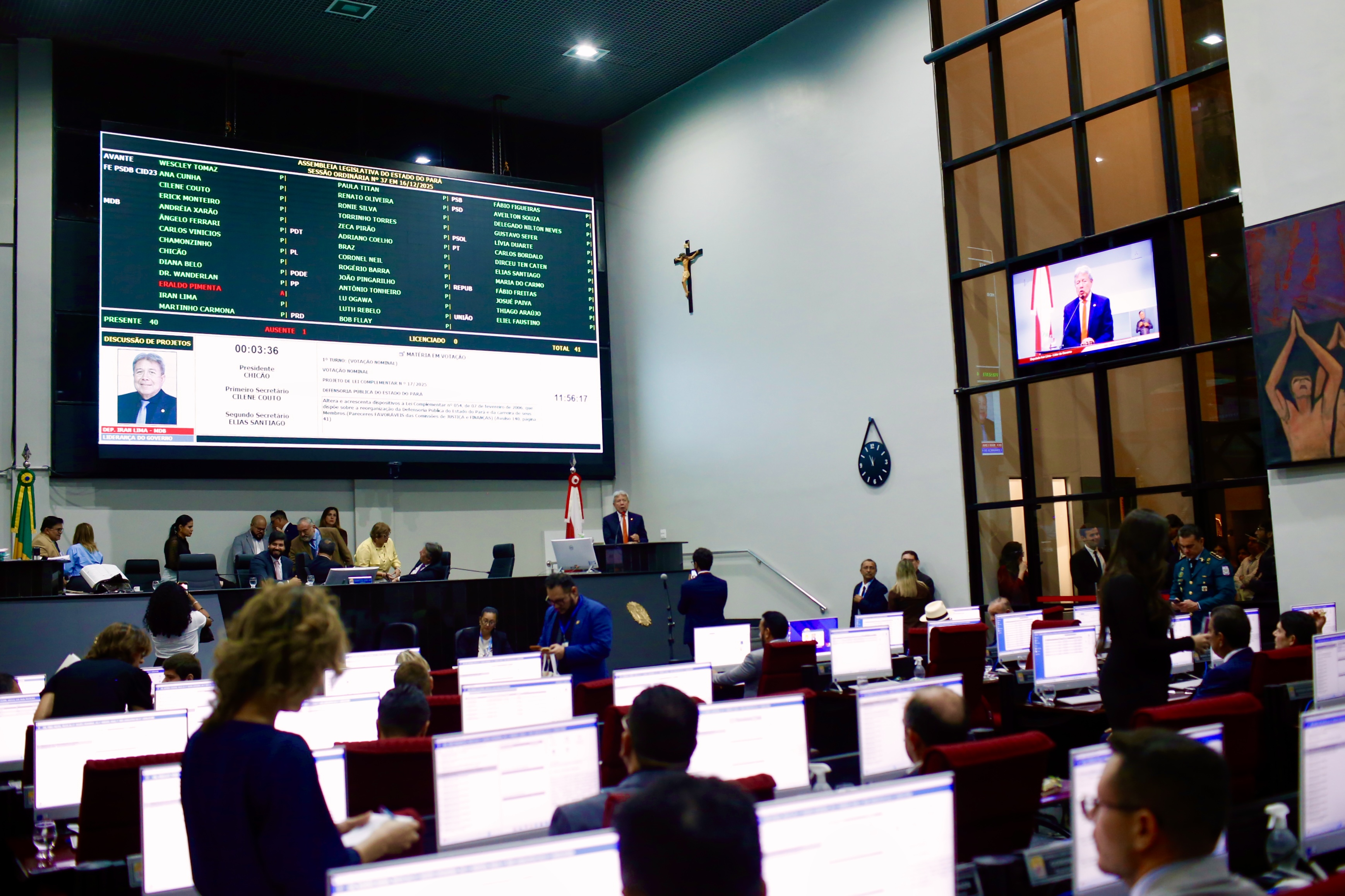 É nesse espaço que são debatidos temas como quem decide, quem influencia, quem financia e quem fiscaliza as ações do Estado — discussões em que o Legislativo ocupa posição estratégica no sistema democrático.