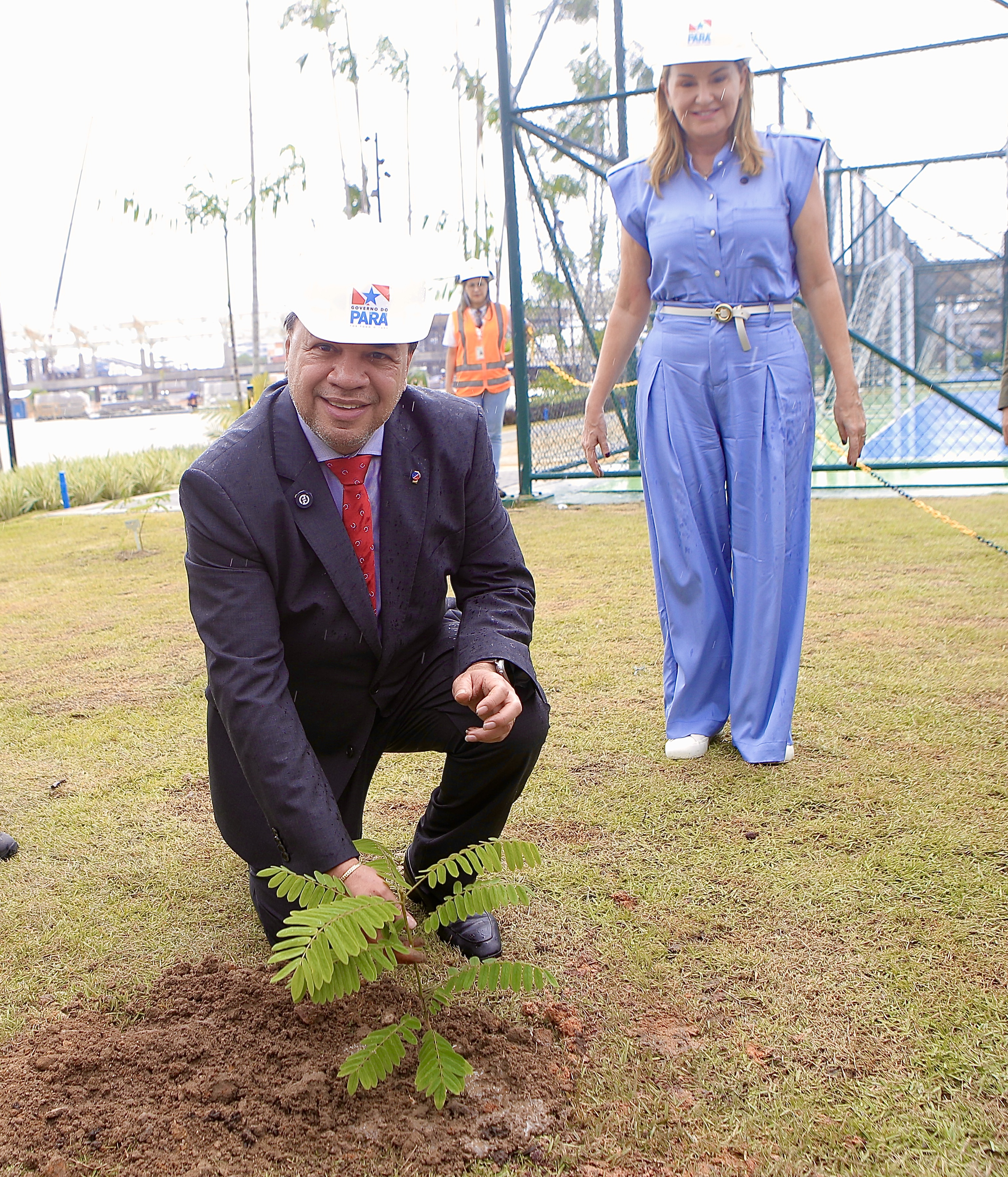 O deputado Chicão plantou uma muda de árvore durante a visita ao Parque da Cidade