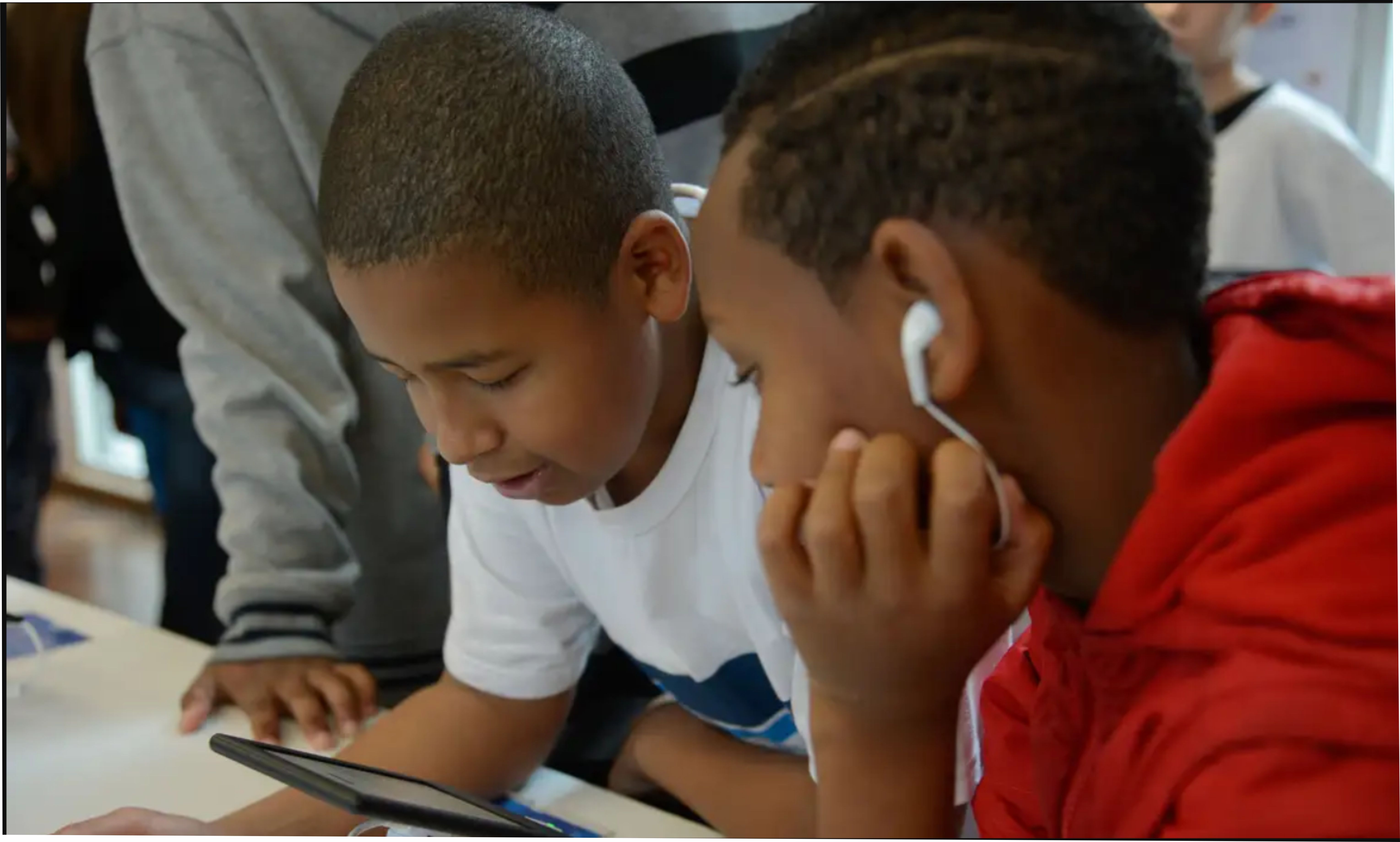 Um levantamento da pesquisa TIC Kids Online Brasil mostrou que cerca de 95% das crianças e adolescentes brasileiros entre 9 e 17 anos estão conectados à internet. Este contingente representa cerca de 24,5 milhões de jovens.