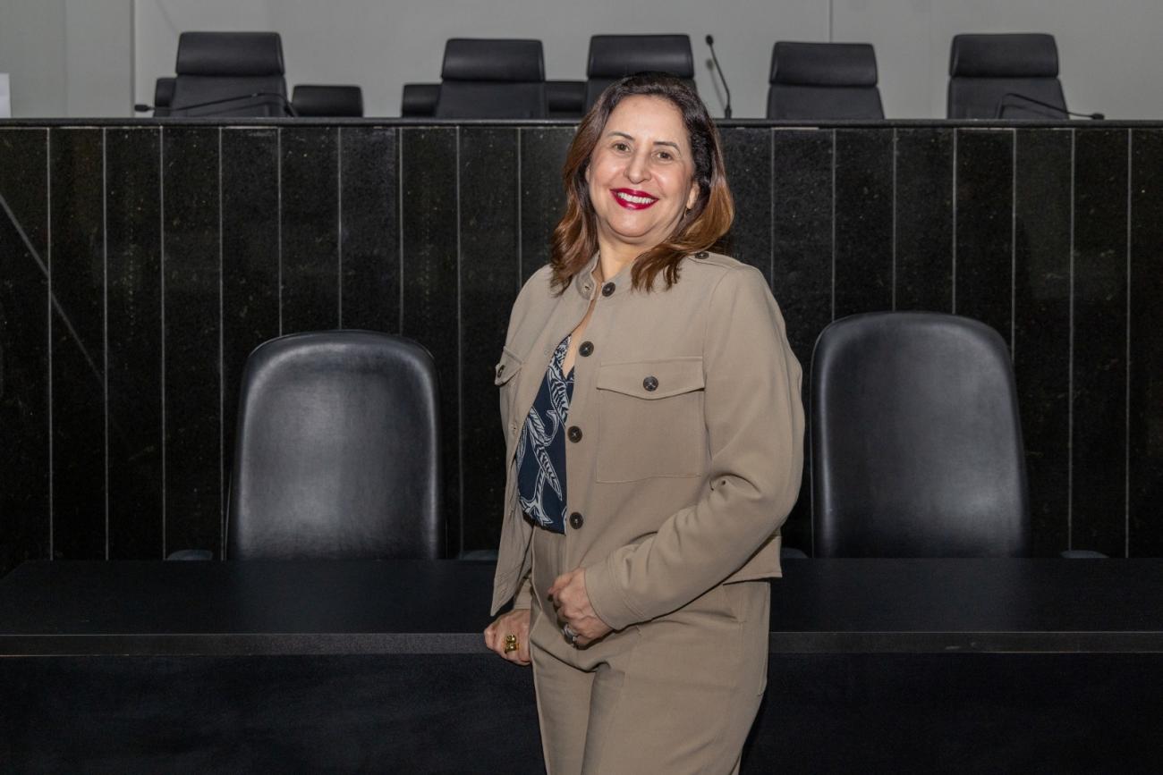 A coordenadora de comunicação da Alepa, jornalista Alda Dantas, na supervisão geral para a estreia da Rádio  Alepa FM 