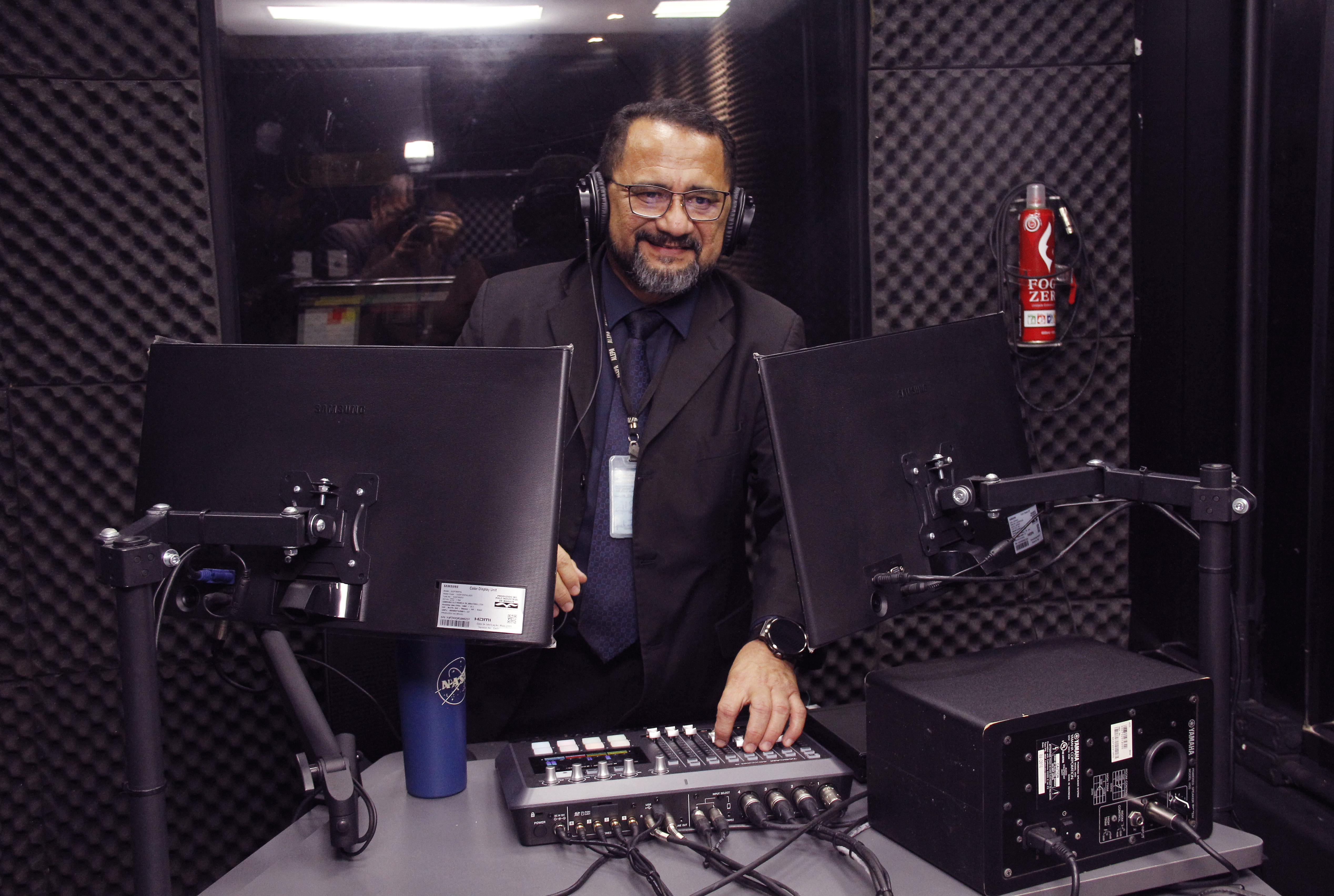 O coordenador da Rádio, Aldo Cruz fazendo os testes para a estreia da Rádio Alepa FM