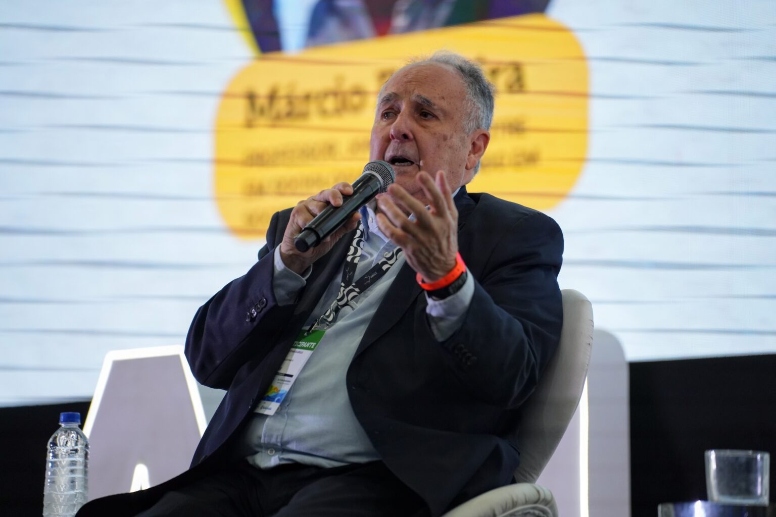 O ex-ministro Cristovam Buarque desafiou os parlamentares a promoverem a diferença na educação