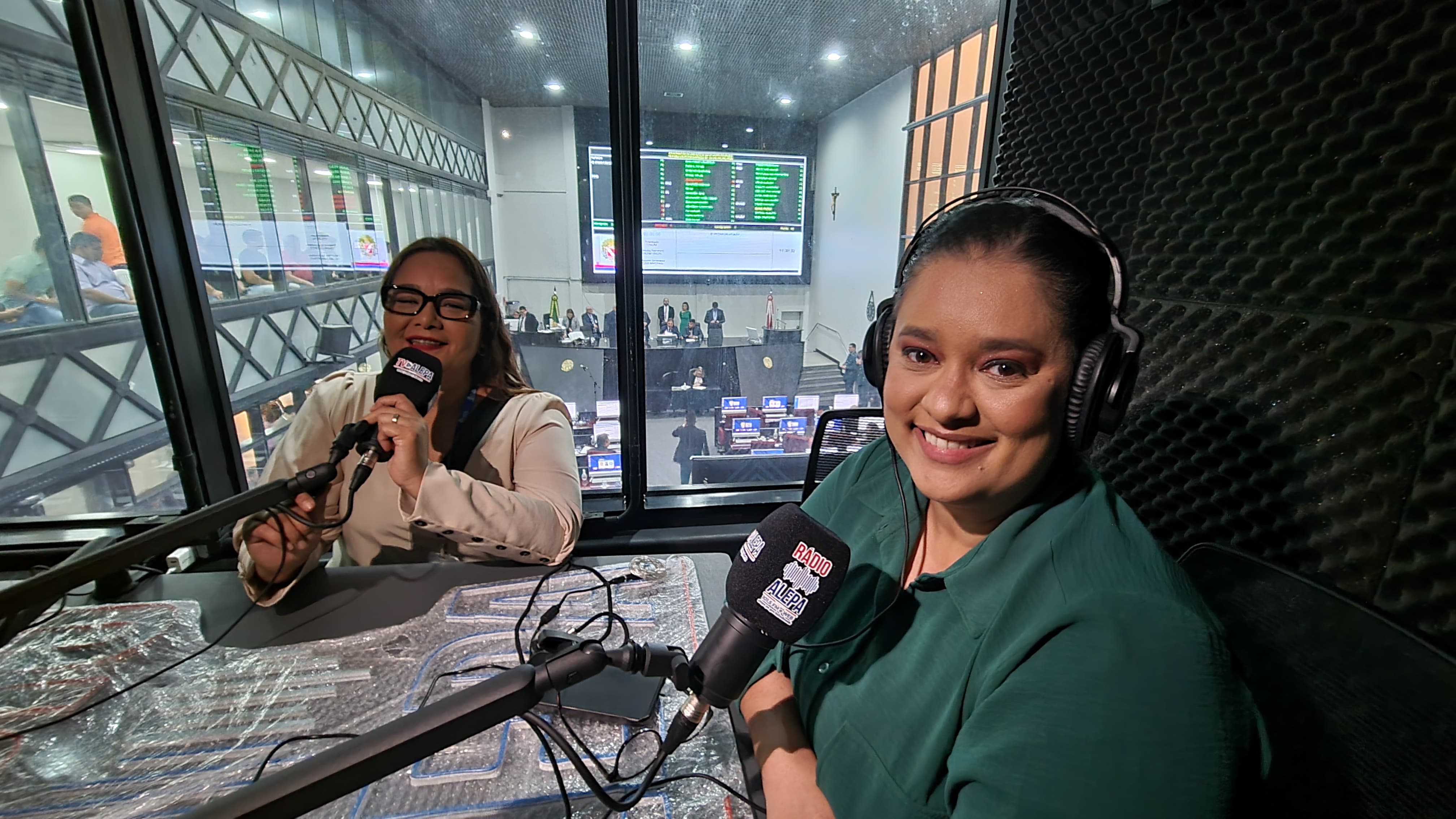 A  presidente e a Coordenadora Geral da Rádio e TV Alepa,  Angelina Anjos (E) e Haynna Hálex(D)