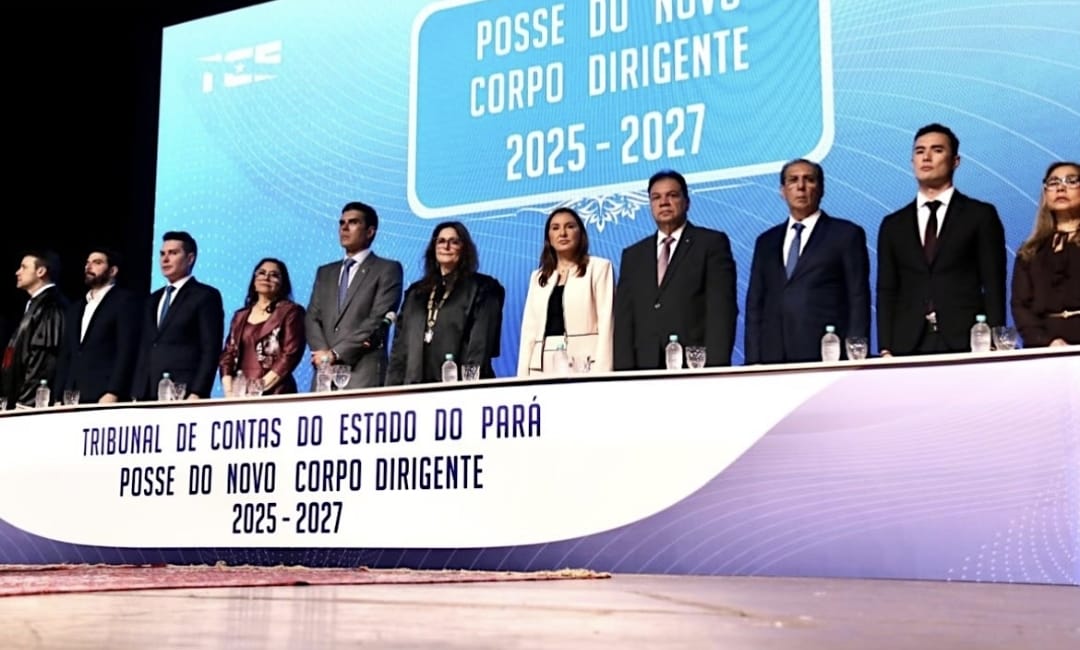 Autoridades compõem a mesa durante posse dos novos dirigentes do TCE-PA.