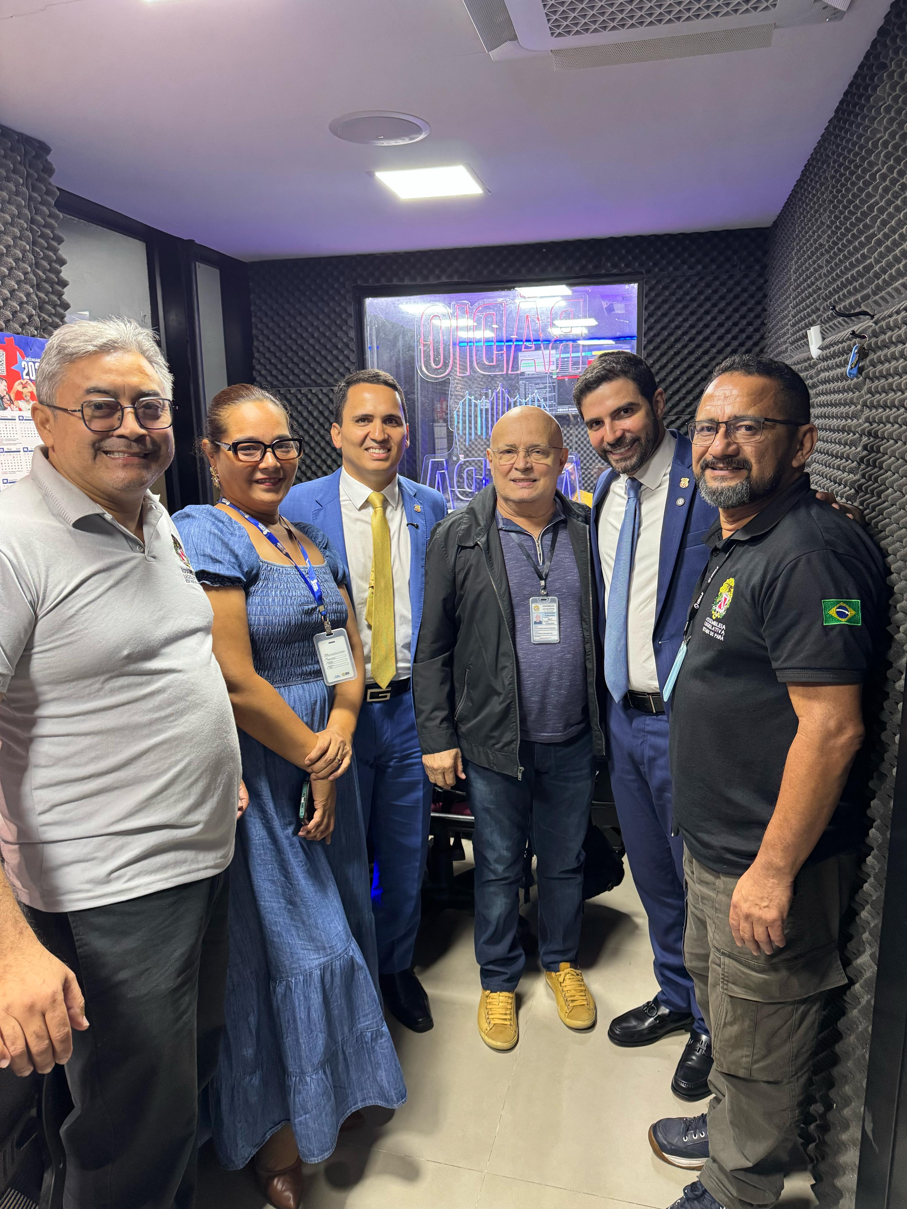 O prefeito Igor Normando e o vice, Cássio Andrade  com a equipe da Fundação e da AID.