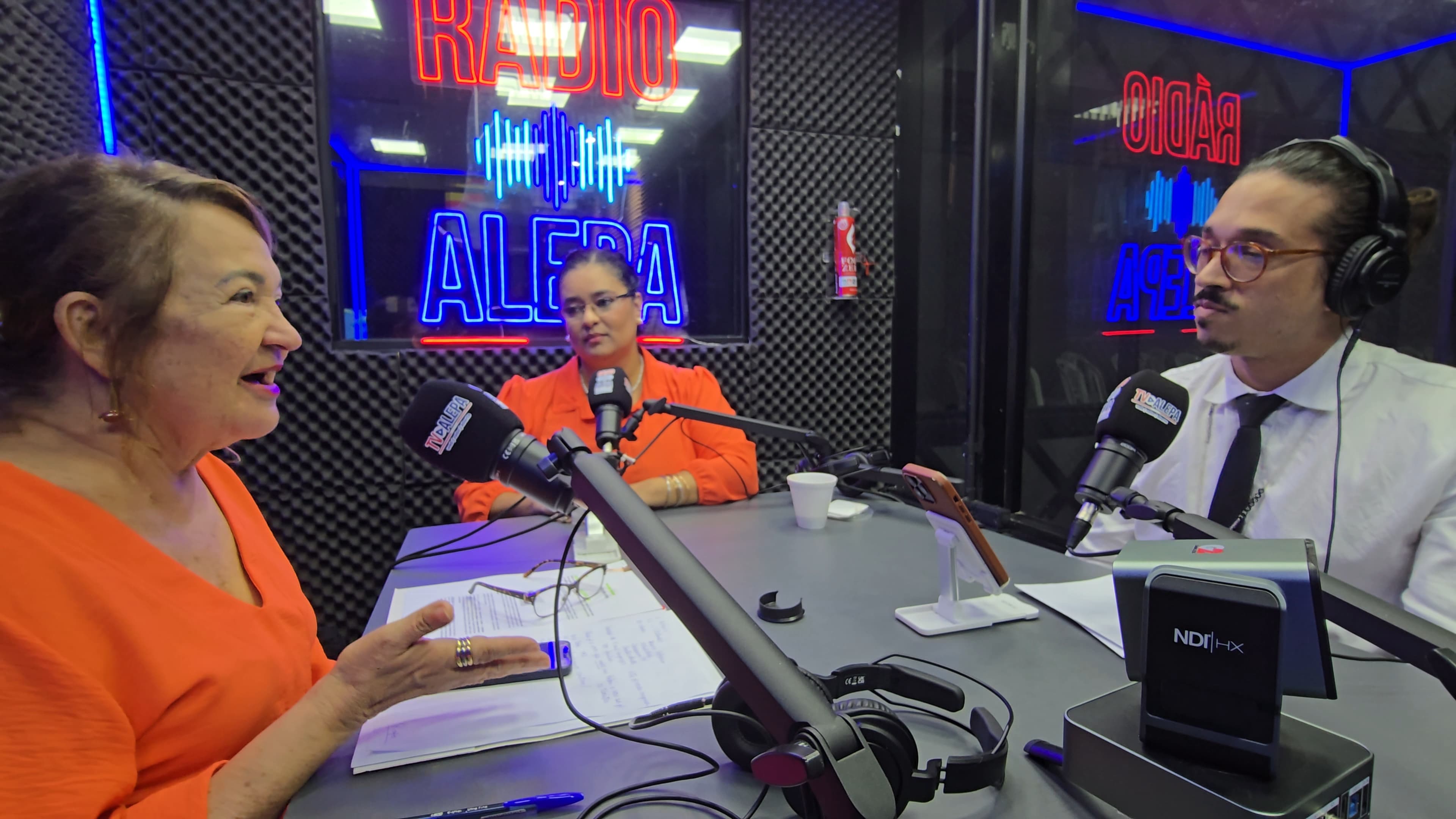 A deputada Maria do Carmo é recebida nos estúdios da Rádio Alepa FM pela presidente da Fundação, Haynna Hálex e Raphael Guimarães