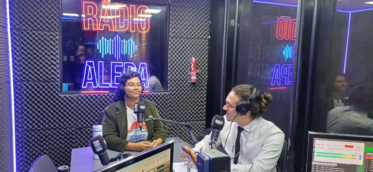 A publicitária e gestora de mobilização e comunicação da Amazônia de Pé, Catarina Nefertari na Rádio Alepa FM