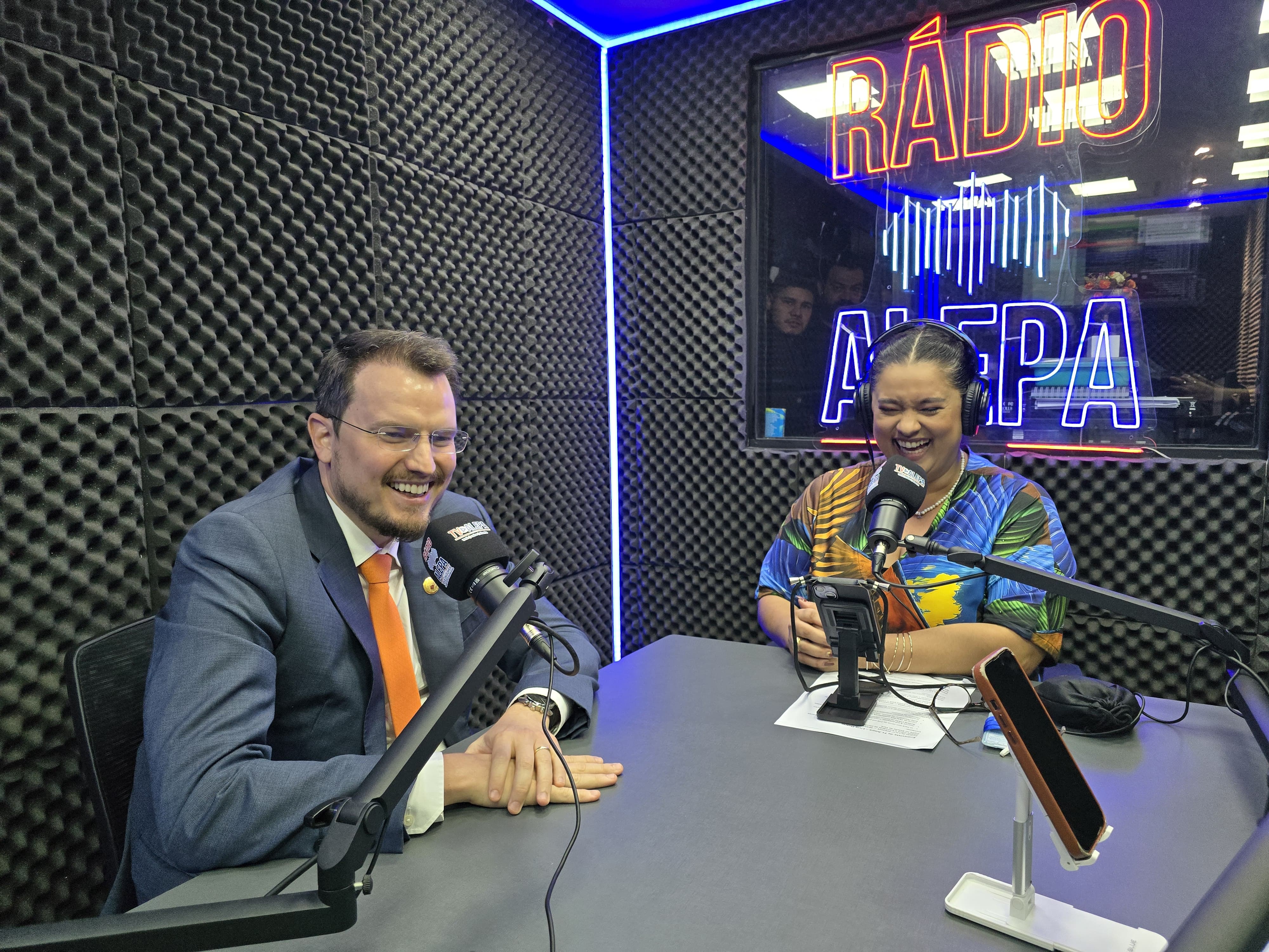 Foto: Gabriel Oliveira O deputado Dirceu Ten Caten ressaltou a importância da Unale em um bate papo descontraído com a presidente da Fundação Rádio e TV da Alepa, Haynna Hálex.