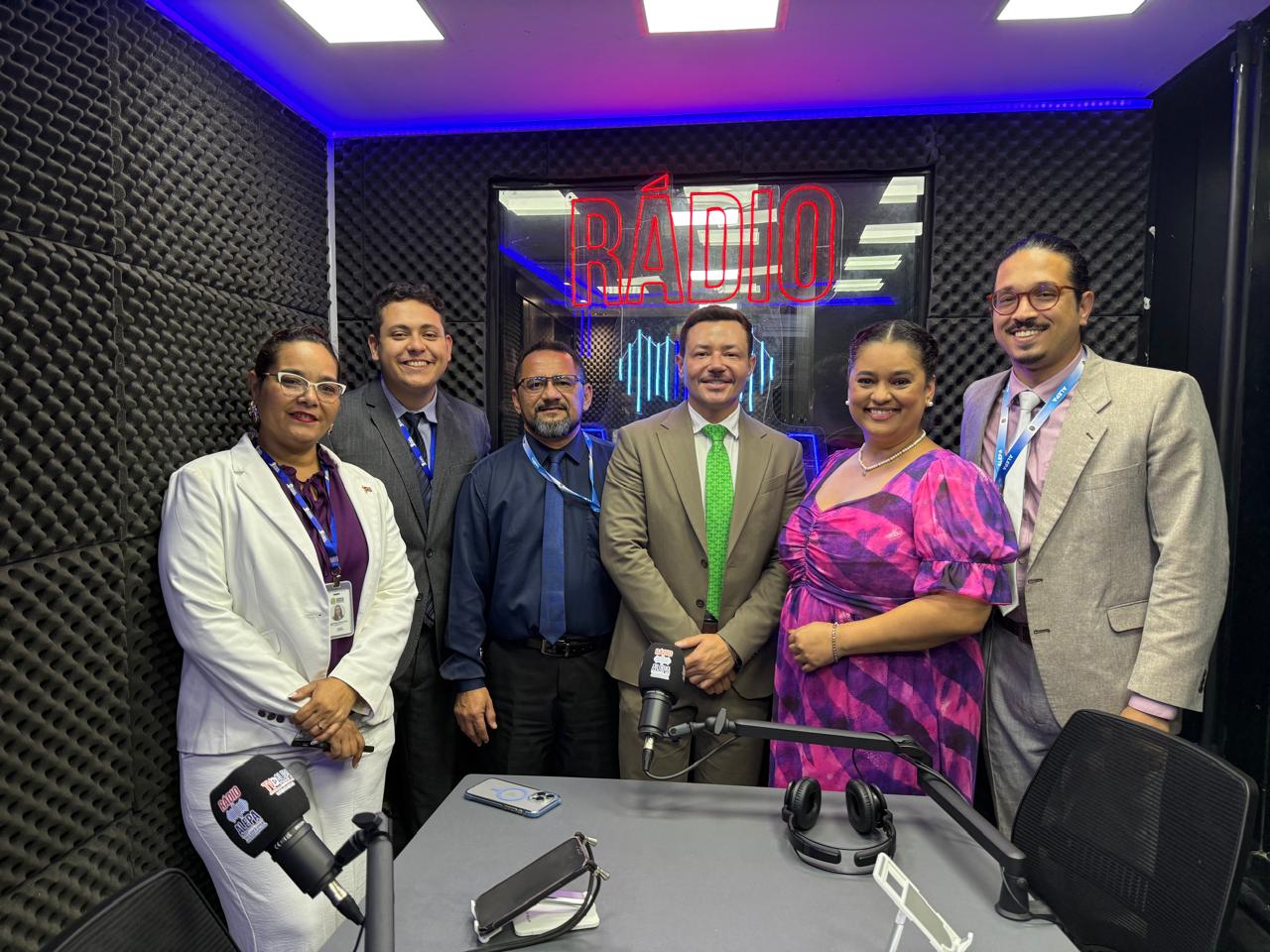 A equipe da Fundação Rádio e TV Alepa e o deputado AVeilton Souza .