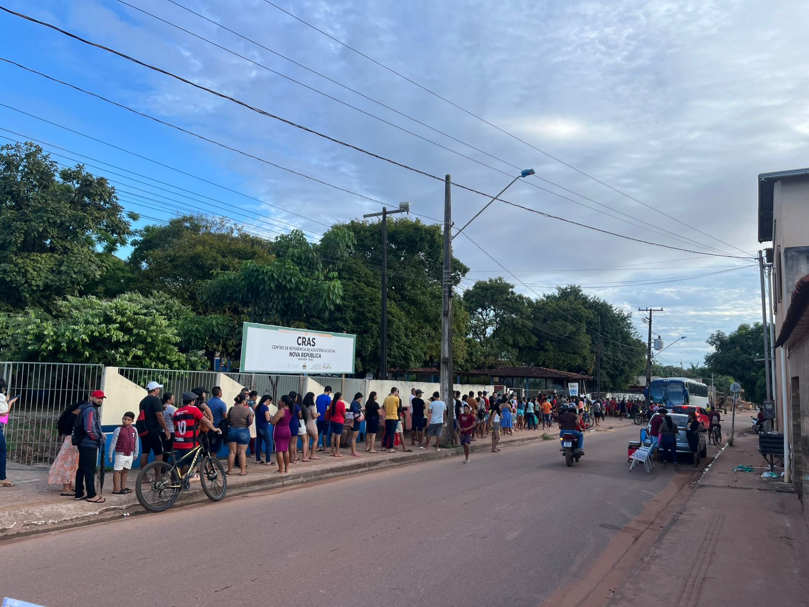 As pessoas formaram filas quilométricas para serem atendidas e comemoram a ação no bairro Nova República.