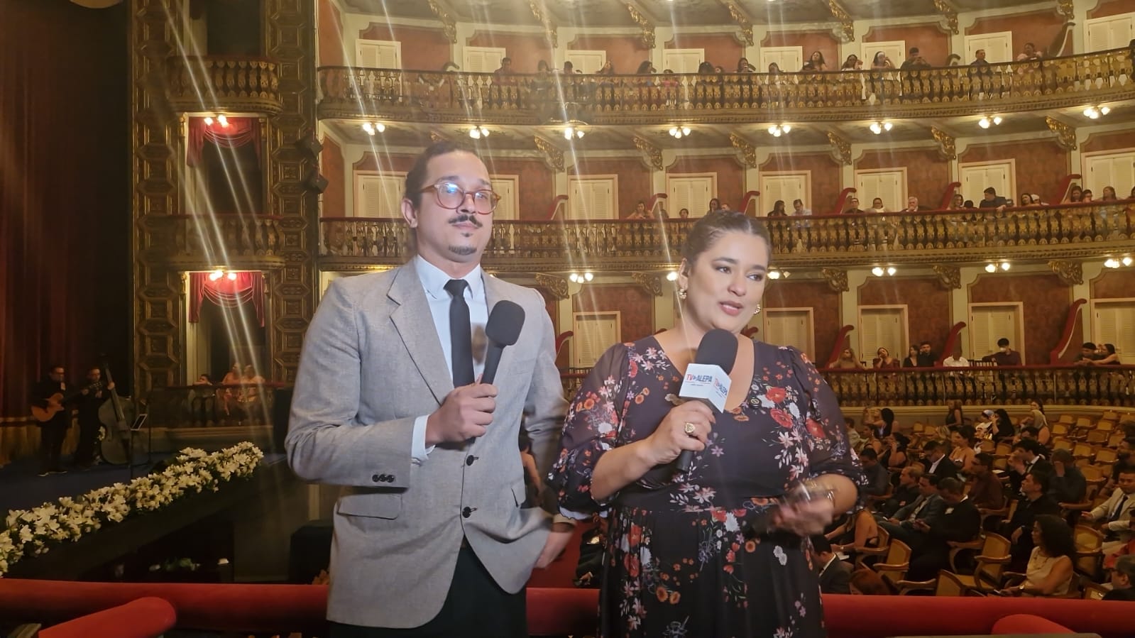 O apresentador Raphael Guimarães e a presidente da Fundação Rádio Tv da Alepa, Haynna Hálex na cobertura da cerimônia de formatura .