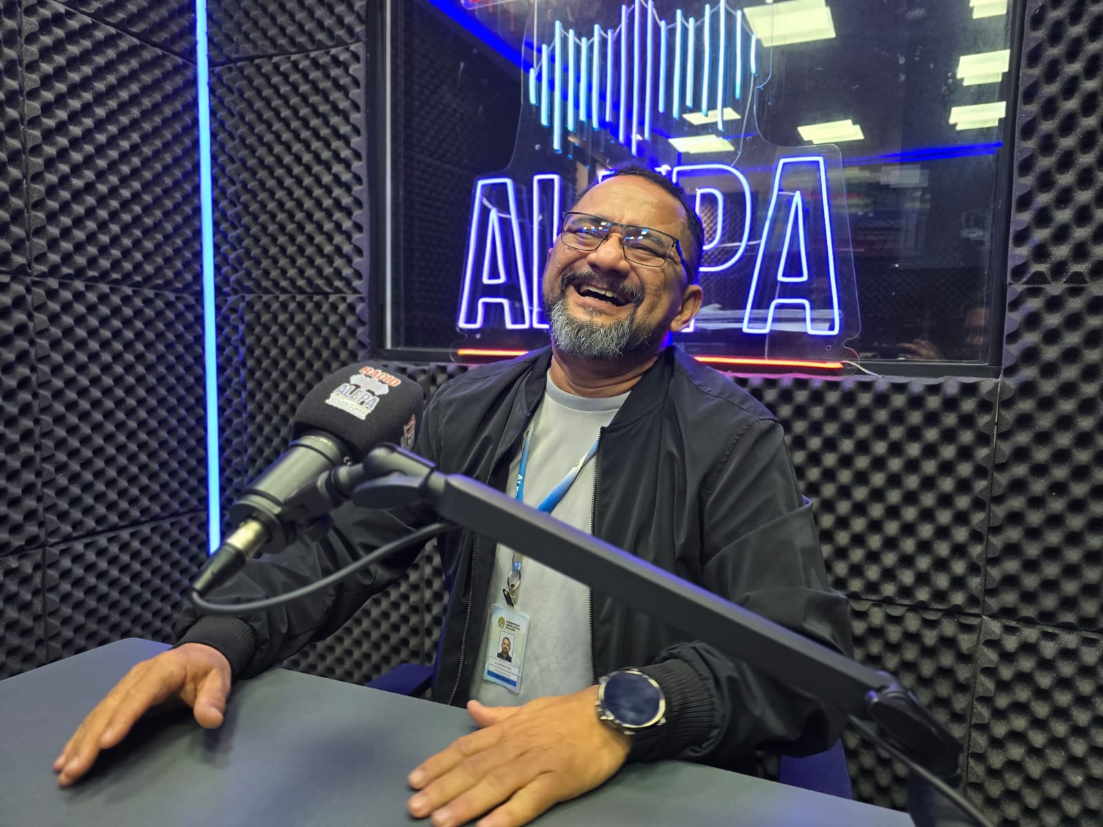 Foto: Gabriel Oliveira O coordenador operacional da emissora, Aldo Cruz, conta em entrevista na Rádio Alepa FM a trajetória da Rádio Alepa.