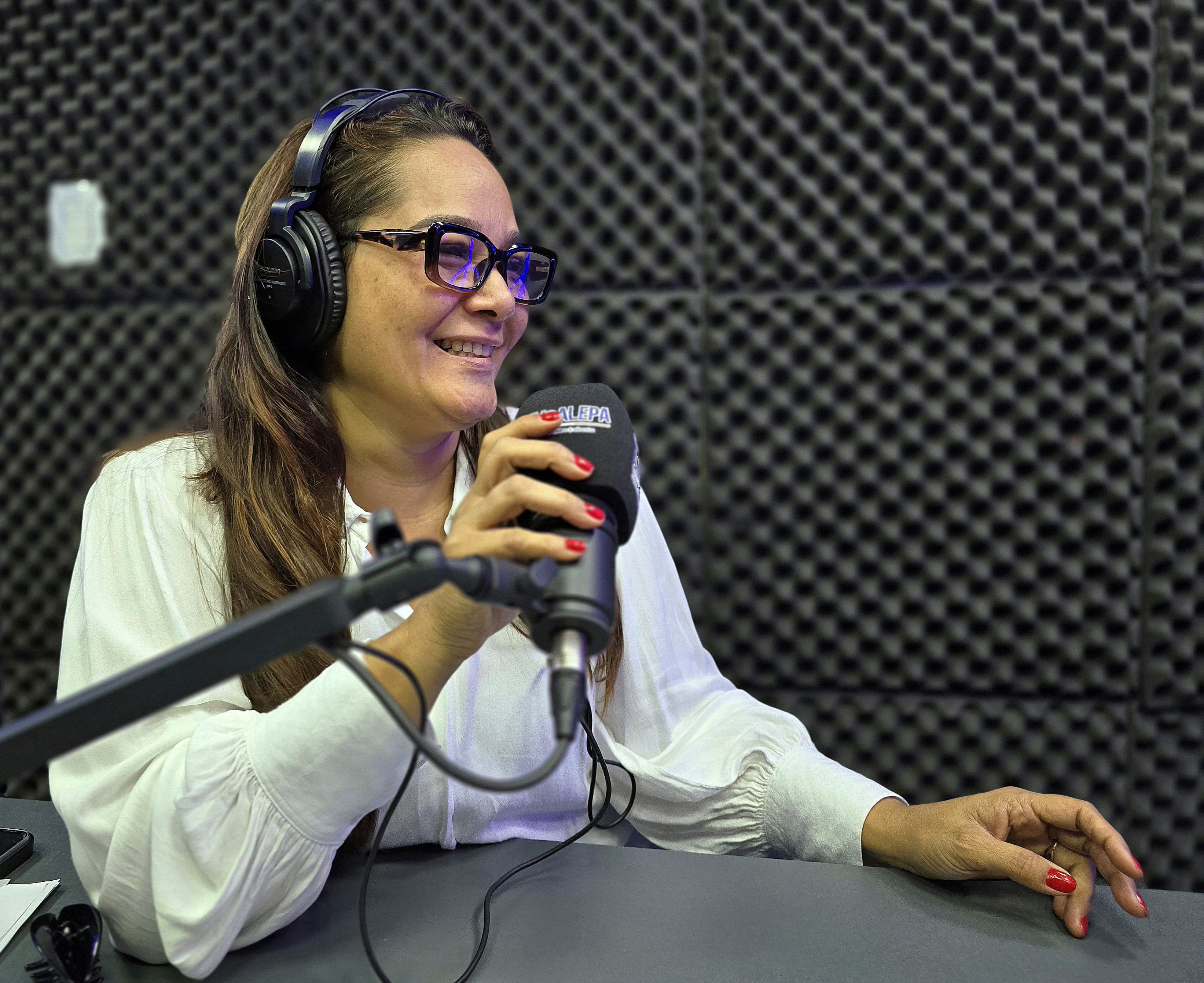 Foto: Gabriel Oliveira A coordenadora geral da Fundação Rádio Alepa, Angelina Anjos, reconhece que o rádio fortalece a democracia.