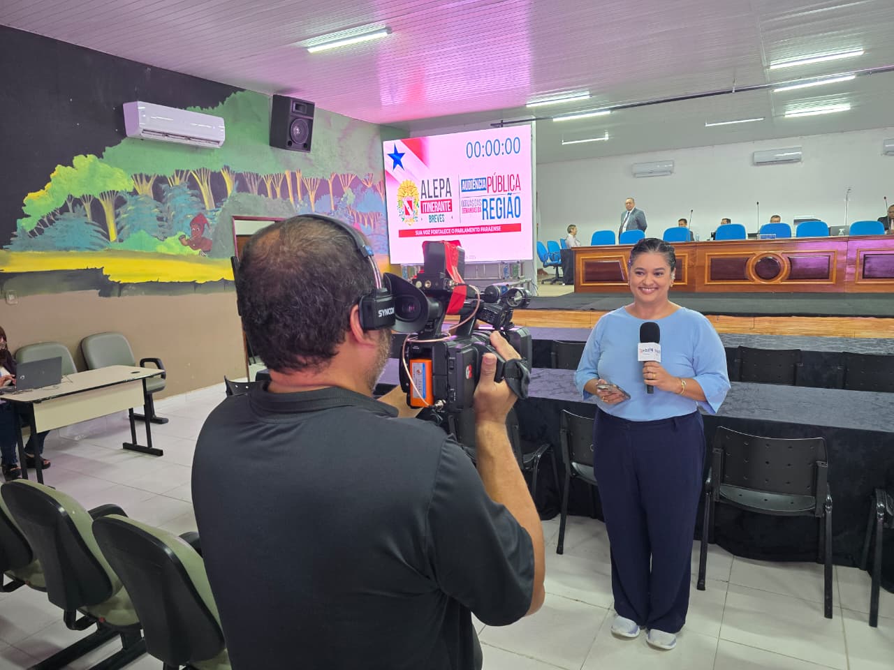 Foto: Gabriel Oliveira Antes da audiência os útimos testes realizados pela presidente da Fundação Rádio e Tv Alepa, jornalista Haynna Hálex.