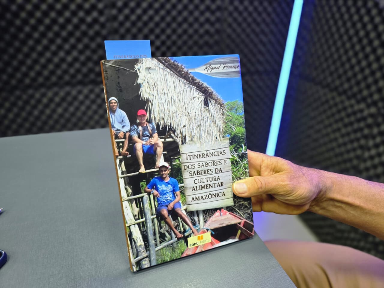 Todas as escolas selecionadas pelo projeto, receberão um livro de mesmo título da mostra.