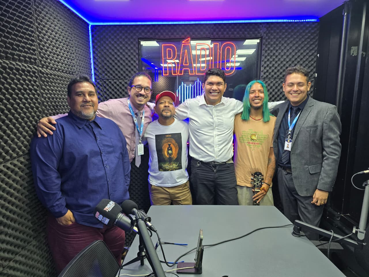 A equipe da Rádio Alepa FM, o apresentador Tonynho Santos e os entrevistados