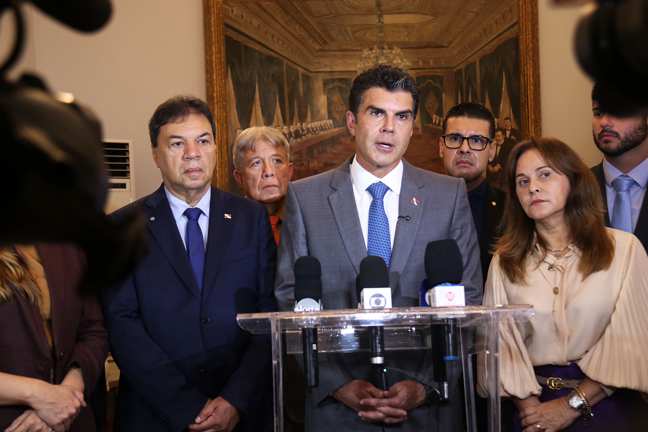 A foto posicionada durante a fala do governador, que  apresentou o balanço das ações de 2025 teve o olhar de Guilherme Torres.