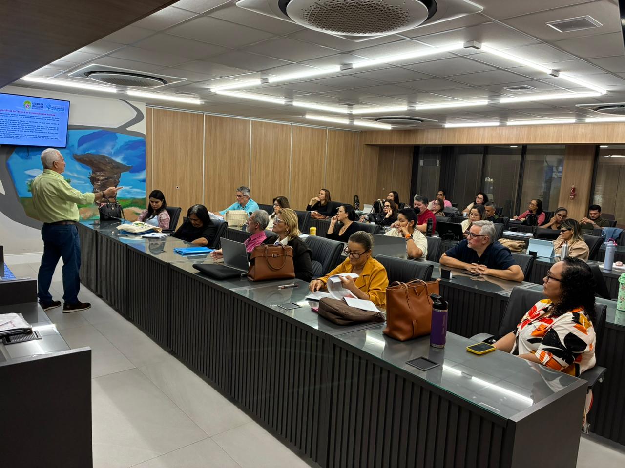 Um dos primeiros pontos abordados na disciplina foi a importância da técnica legislativa, conjunto de regras responsáveis por garantir organização, clareza e segurança jurídica ao texto legal.