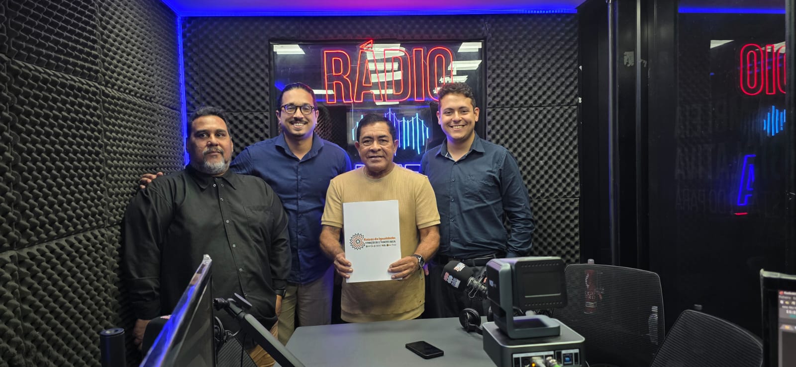 Durante a entrevista Bordalo apresentou as cartilhas do Projeto Raízes, elaboradas em parceria com a Universidade Federal do Pará, que são materiais que explicam — de forma simples e direta — conceitos como letramento racial, educação antirracista e racismo climático.