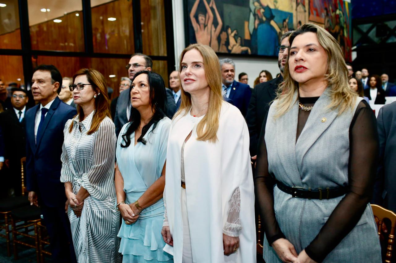 Ao entoar o hino sob as galerias do Palácio Cabanagem, os deputados e a população presente renovam o pacto de trabalhar por um Pará e um Brasil mais justos e soberanos.