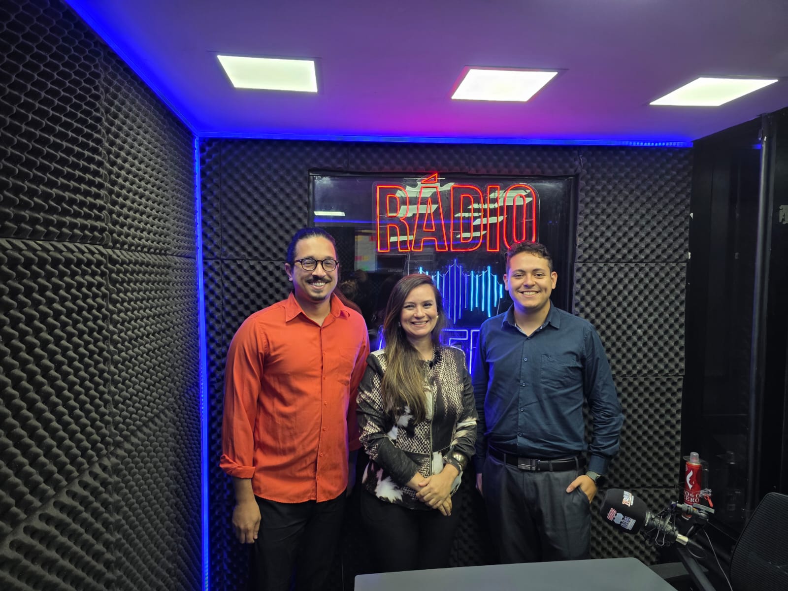 Renata para a foto oficial com os apresentadores Gabriel Oliveira e Raphael Guimarães