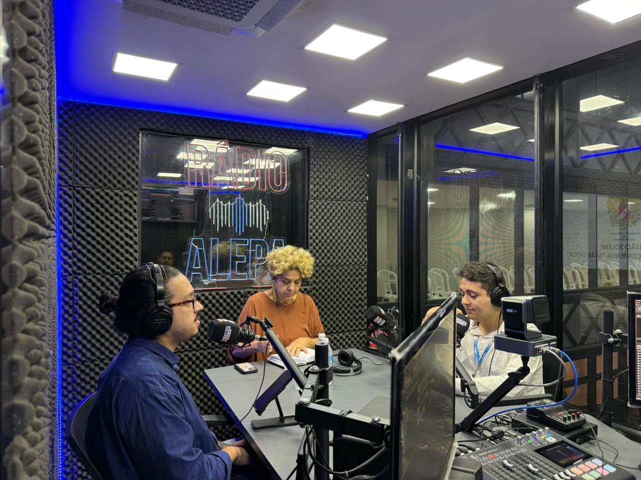 Sandra já realizou diversos shows no Brasil e no exterior e dividiu o palco com cantores como Tibério Gaspar, Simone Guimarães, Miele, Claudia Telles, Nonato Buzar, dentre outros.
 