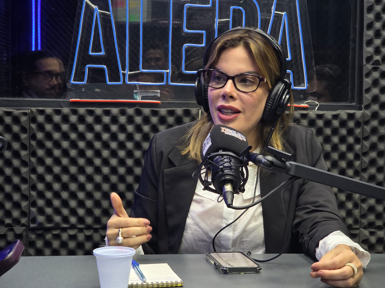 Ao relatar sua trajetória profissional, a especialista reforçou a importância da terapia como ferramenta de prevenção e fortalecimento emocional