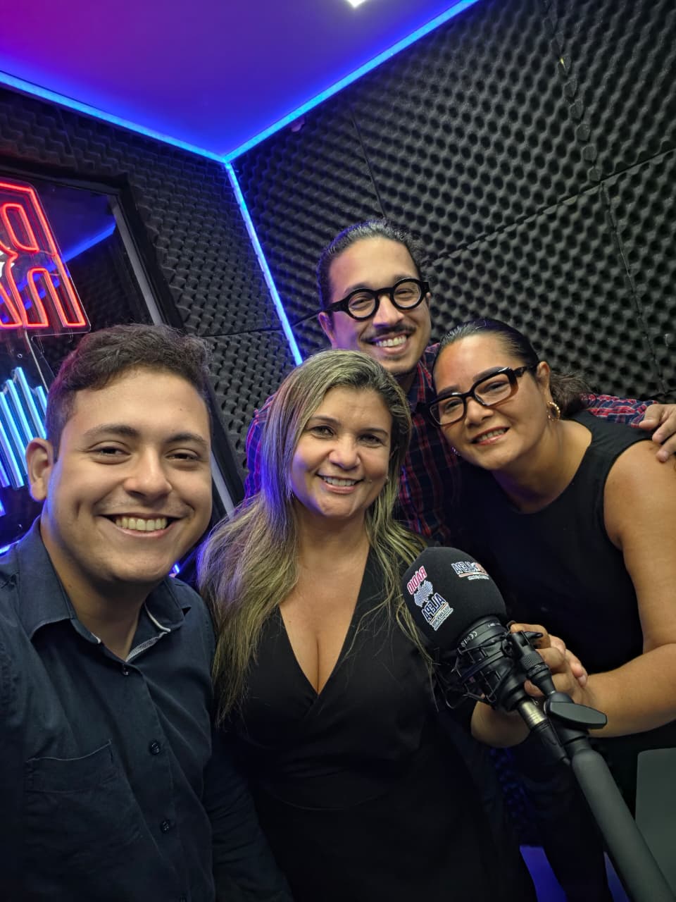 No final da entrevista, a foto com a Coordenadora Geral da Fundação Rádio e Tv Alepa, Angelina Anjos, que assina a produção da Rádio, com Narinha e os apresentadores da Rádio.