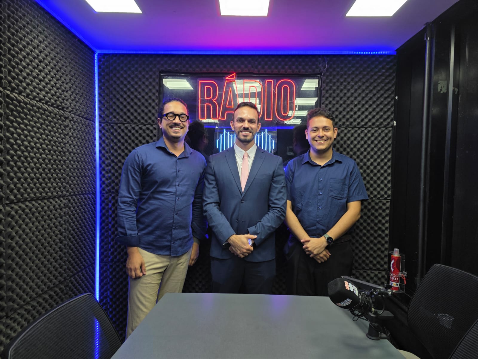 O juiz  Agenor com os apresentadores Raphael  Guimarães e Gabriel Oliveira