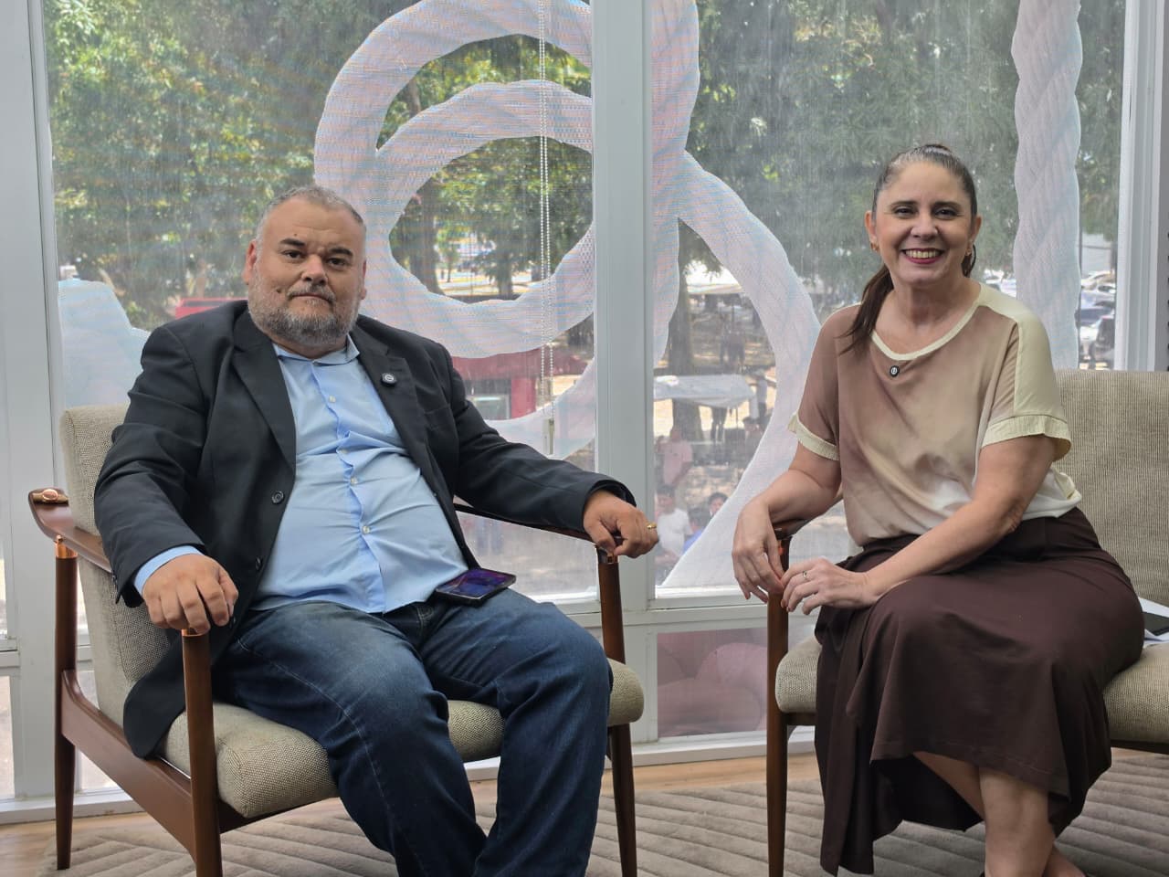 A jornalista Dina e o professor Márcio Neco nos estúdios da TV Alepa