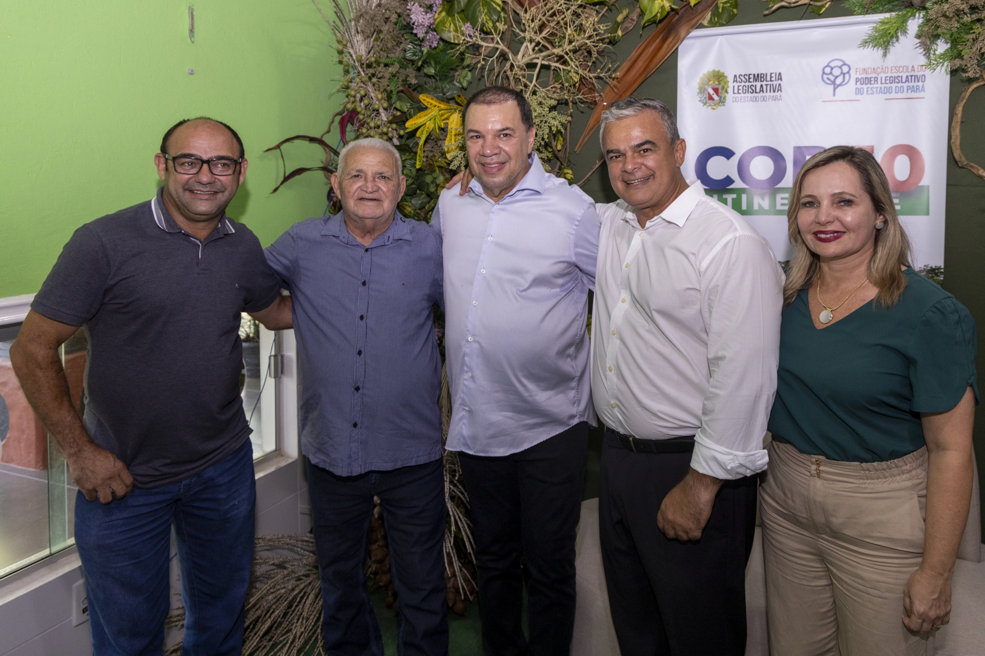 Bragança recebeu o projeto Itinerância COP30. Na foto, o presidente da Alepa, deputado Chicão (centro) com autoridades locais de Bragança.