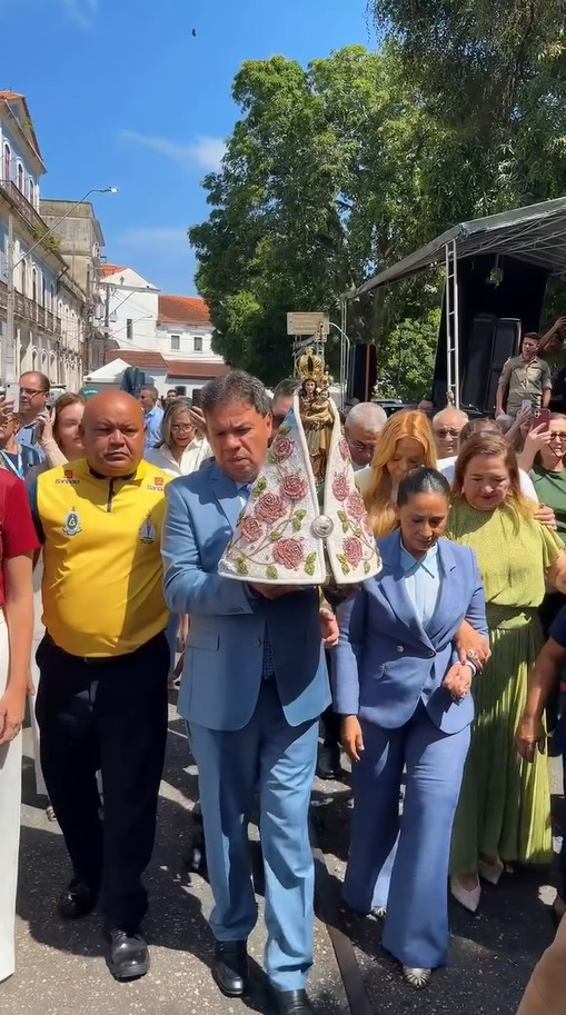 Presidente Chicão conduz a imagem peregrina de Nossa Senhora de Nazaré pelas ruas da Cidade Velha durante o Círio da Alepa.