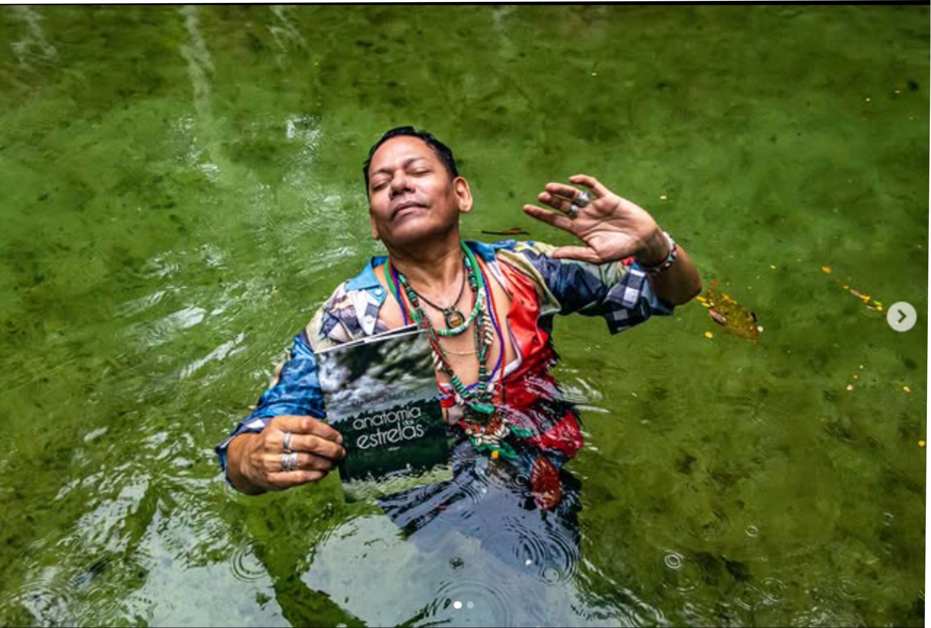 O livro Anatomia das Estrelas traz na capa uma fotografia do Rio Guamá, registrada por Matheus Maués.