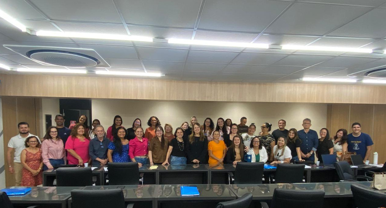 A turma da pós-graduação com a coordenadora Vera Fidalgo e a professora Lúcia Garcia, que ministrou o módulo sobre Políticas Públicas.