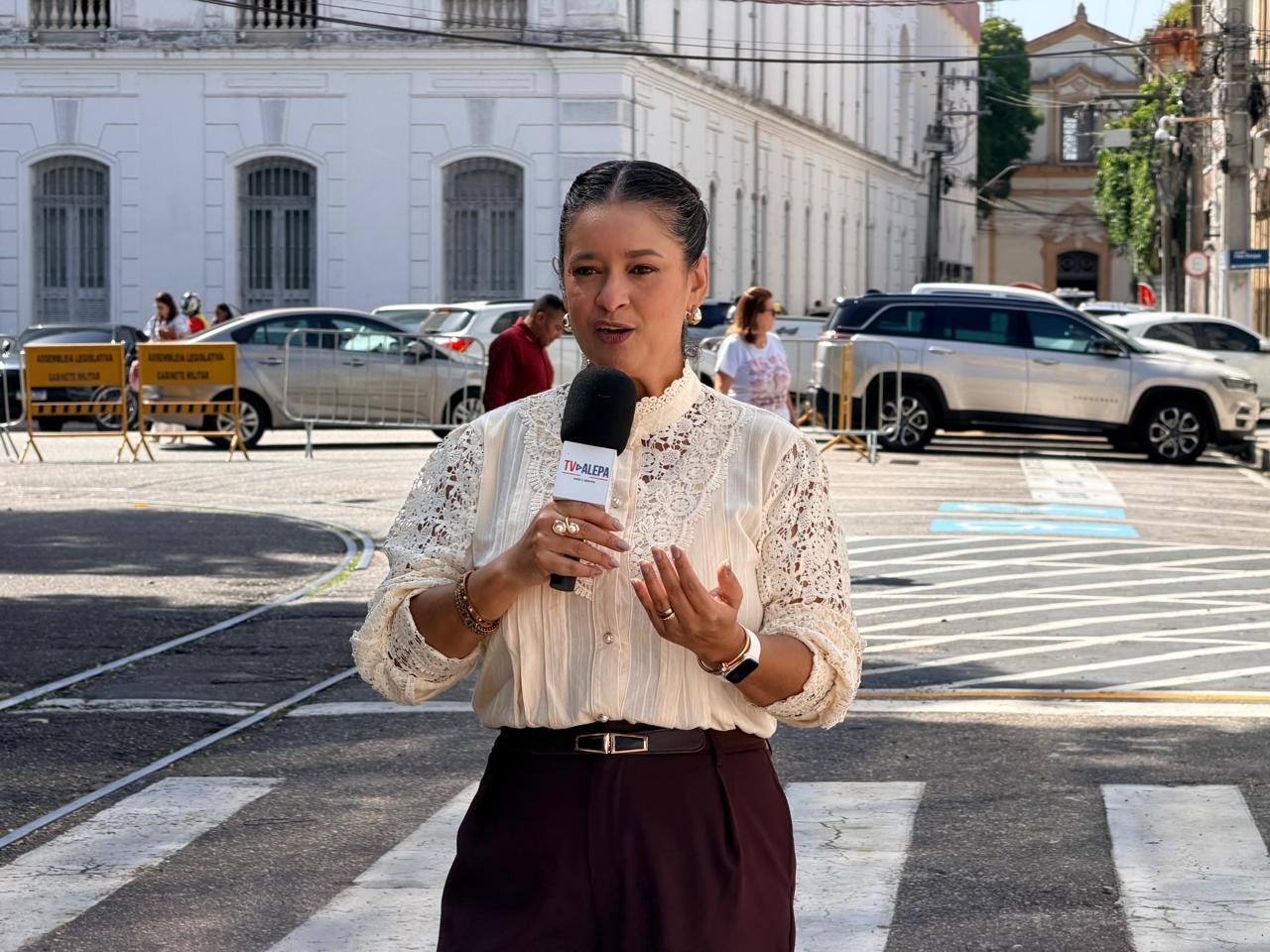 Além de dirigir os trabalhos, a presidente da Fundação Rádio e TV Alepa,Haynna Hálex, acompanhou a procissão pelas ruas, realizou entrevistas e levou informações em tempo real a quem não pôde estar presente.