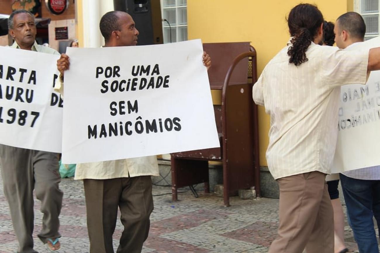 A luta antimanicomial defende que o tratamento das pessoas com transtornos mentais deve ser feito com base no cuidado em liberdade, no respeito aos direitos civis e na inclusão social.